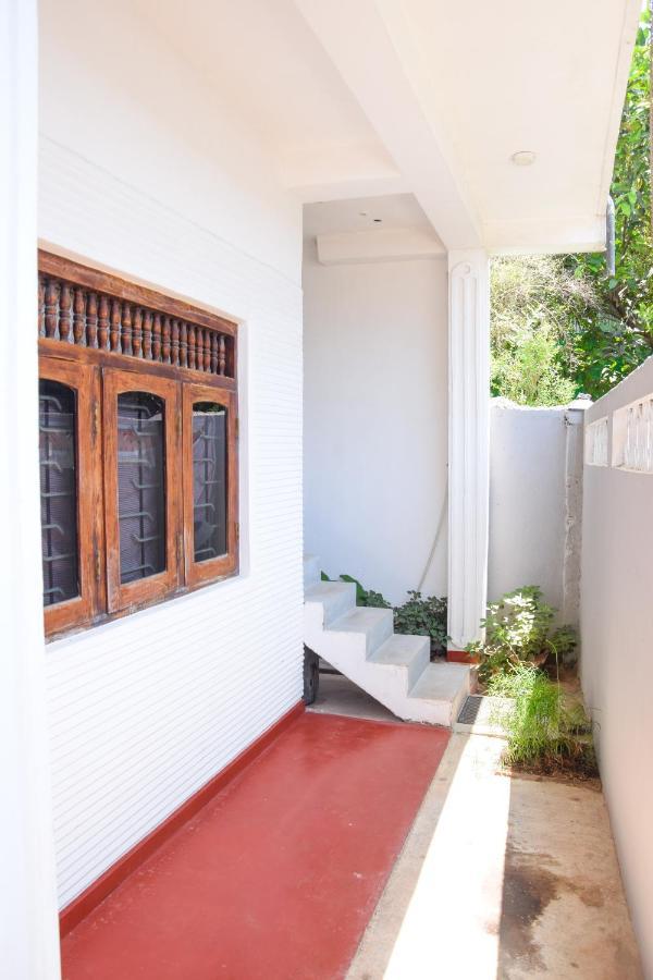 Tharaka Homestay เวลิกามา ภายนอก รูปภาพ