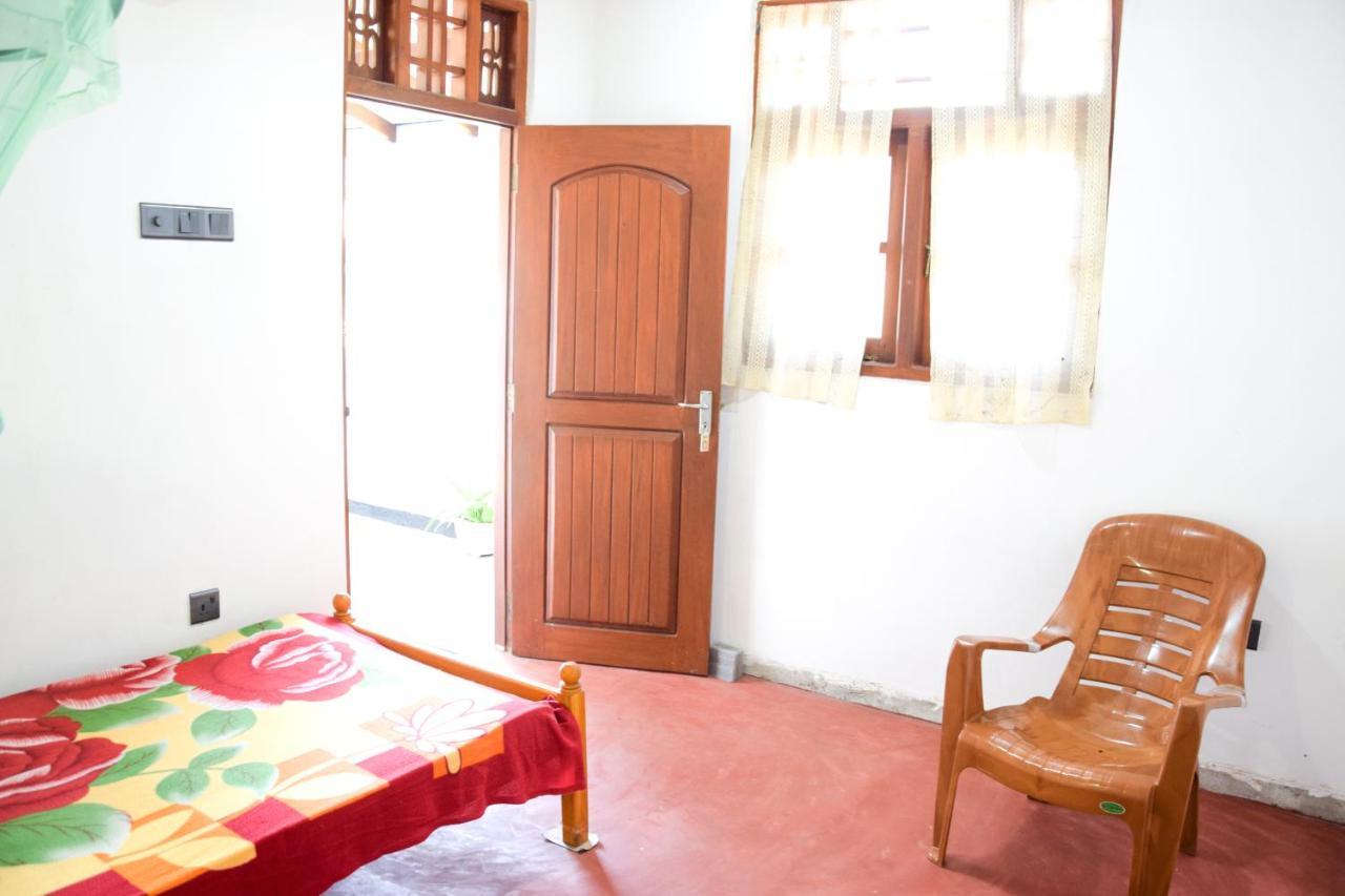 Tharaka Homestay เวลิกามา ภายนอก รูปภาพ
