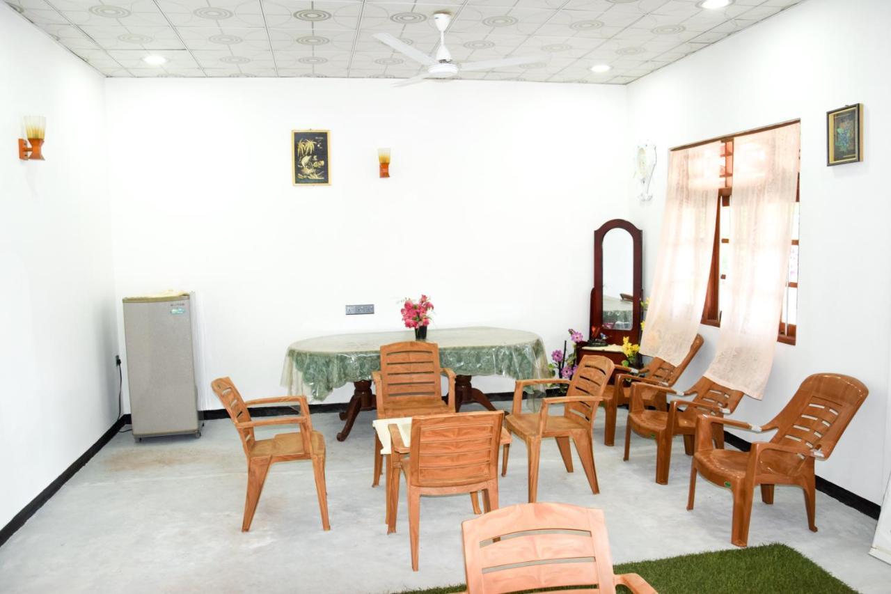 Tharaka Homestay เวลิกามา ภายนอก รูปภาพ